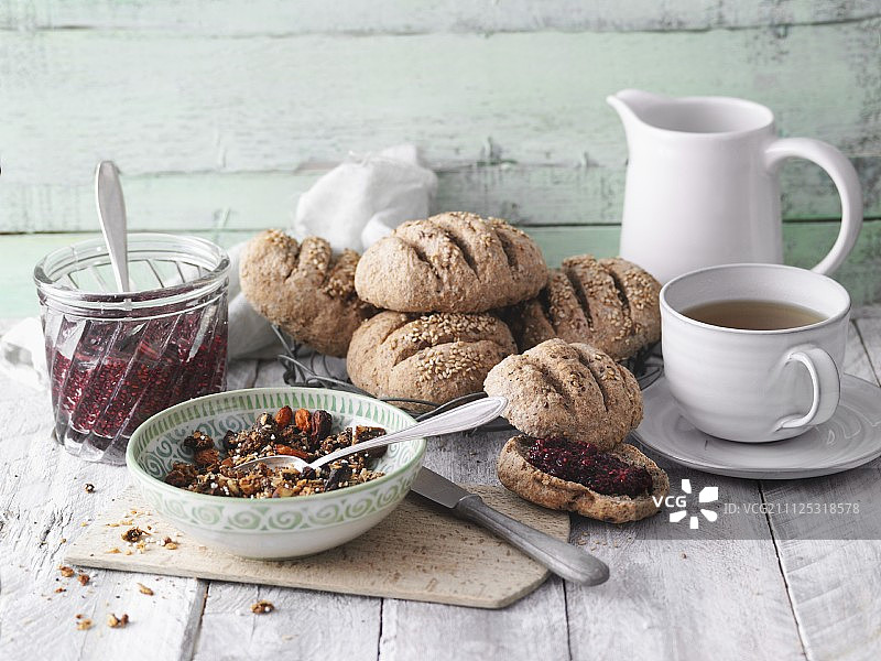 早餐：搭配斯佩尔特面包卷、奇亚籽酱和格兰诺拉麦片图片素材