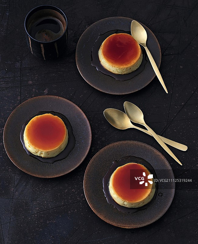 三份焦糖布丁图片素材