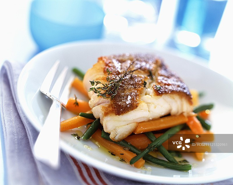 烤鳕鱼配蔬菜图片素材