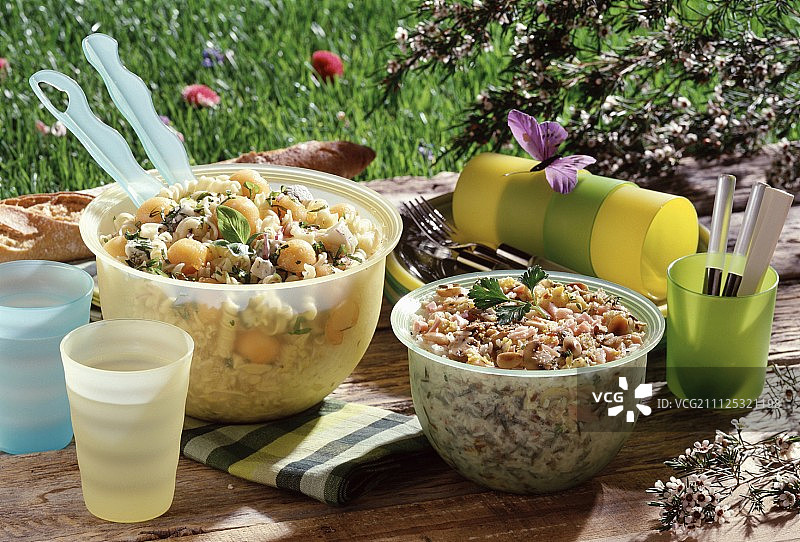 意大利面沙拉和米饭沙拉图片素材