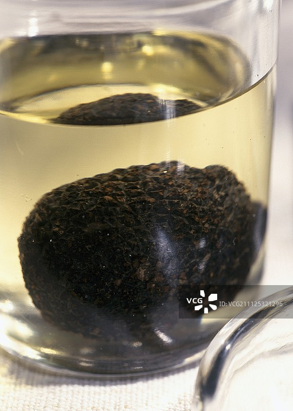 罐装油渍黑松露图片素材