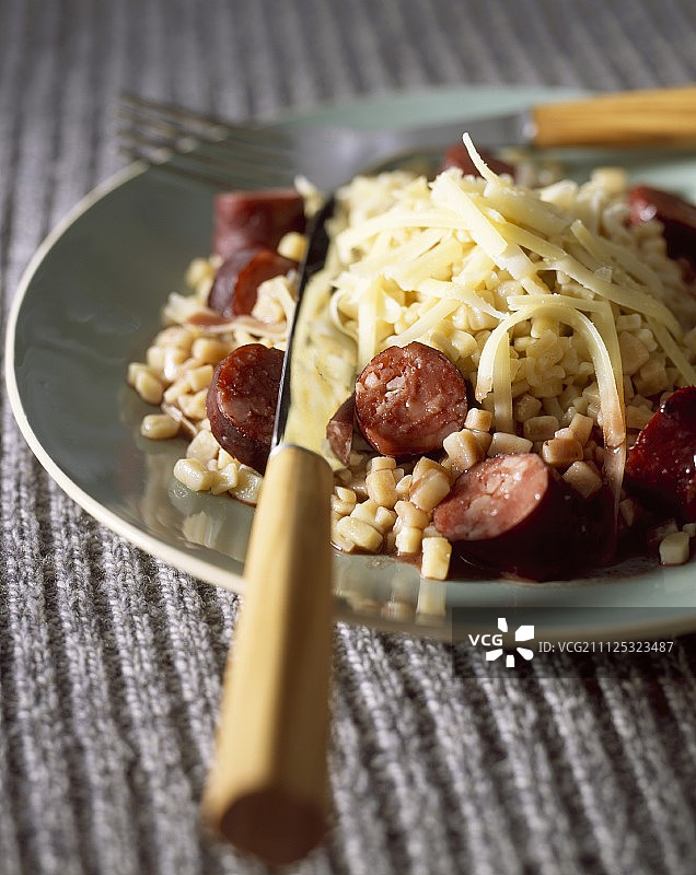 搭配红酒和中国洋姜的香肠图片素材