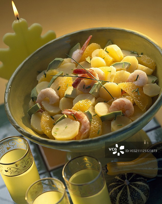 马铃薯、虾和橙子沙拉图片素材