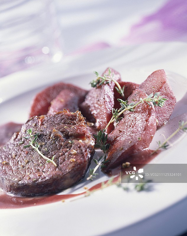 红酒梨汁鹿里脊牛排图片素材