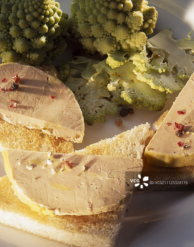 吐司鹅肝配罗马花椰菜图片素材