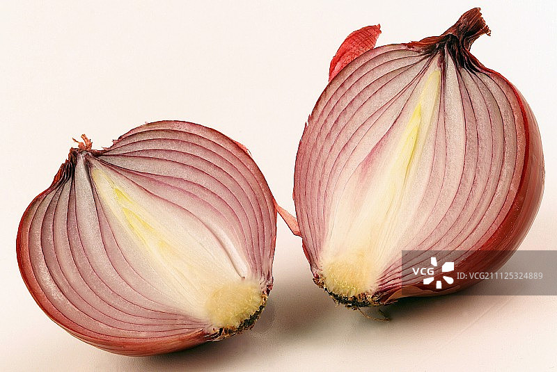 对半切的红洋葱图片素材