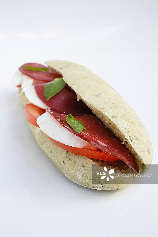 培根番茄马苏里拉三明治图片素材