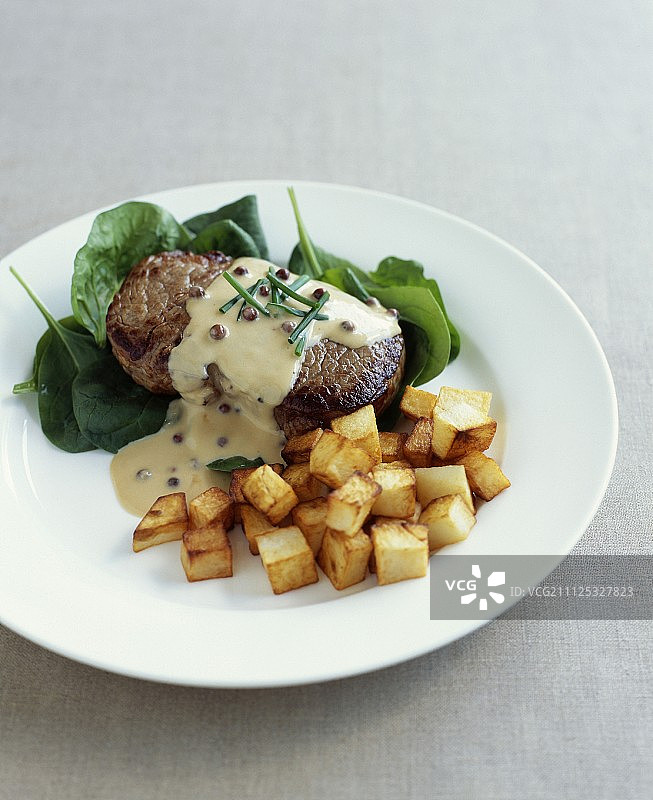 烤牛排配芥末和胡椒酱，炒土豆图片素材