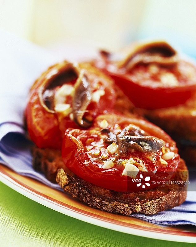 蒜香面包上的西红柿图片素材