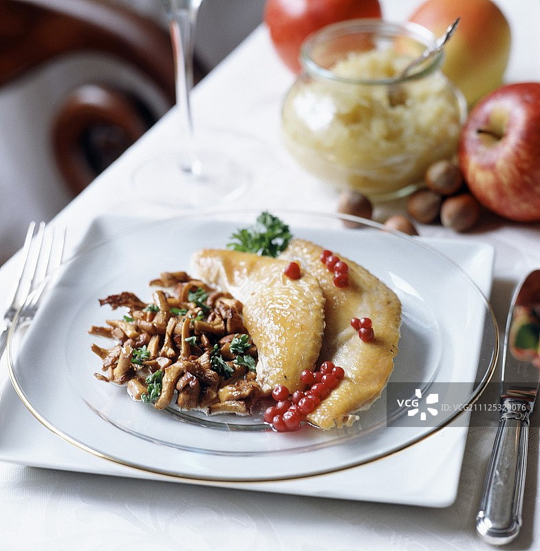 珍珠鸡配鸡油菌和炖苹果图片素材