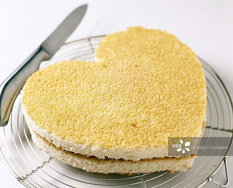 准备心形海绵蛋糕图片素材