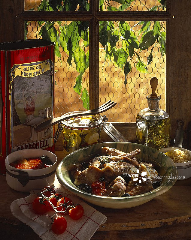 兔子、百里香和番茄烩菜图片素材