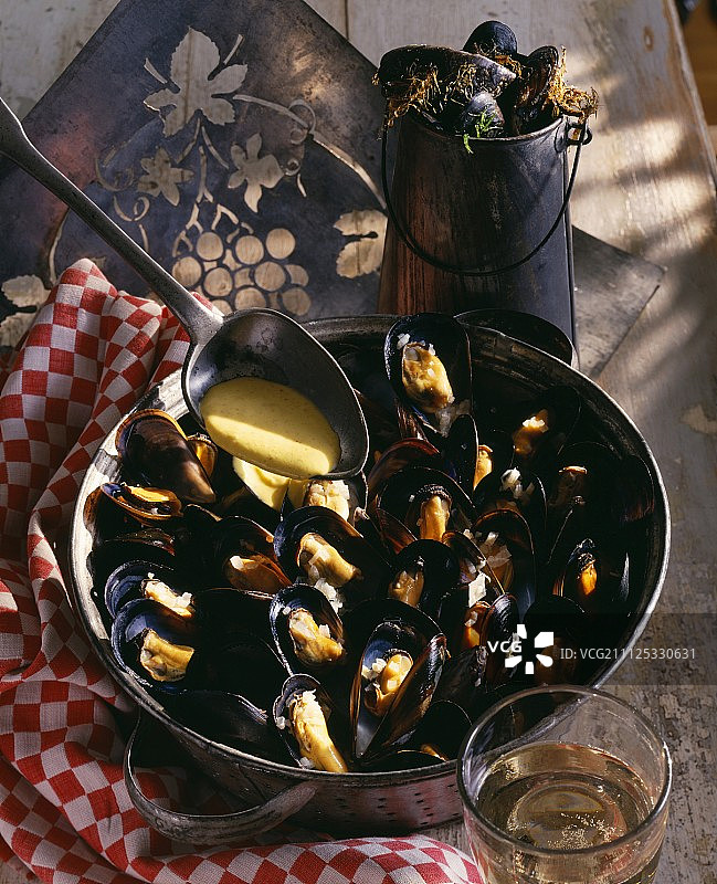 白葡萄酒汁贻贝图片素材