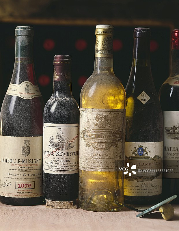 酒窖里的葡萄酒瓶图片素材