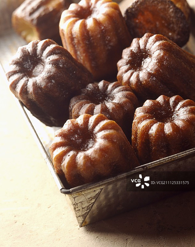 香草朗姆酒卡纳蕾蛋糕图片素材