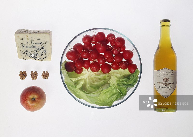 食材：核桃油、洛克福干酪、苹果、核桃和萝卜图片素材