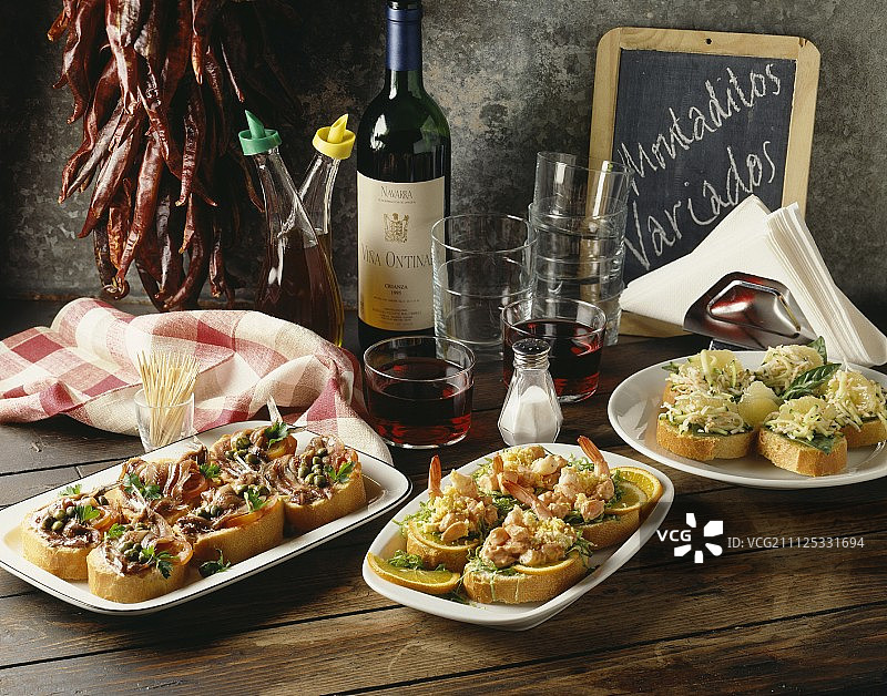 西班牙小吃和红酒图片素材