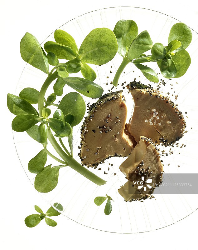 鸭肝、粗海盐、马齿苋和胡椒图片素材