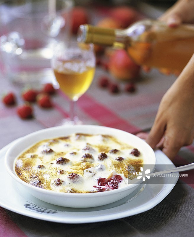 烤草莓梦宝锡甜点图片素材