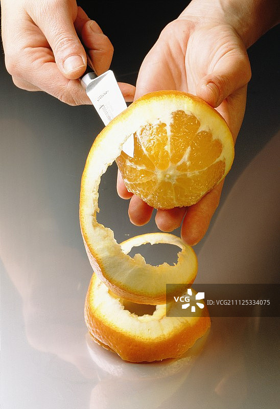 剥橙子（巧克力橙子蛋糕的拍摄食谱）图片素材