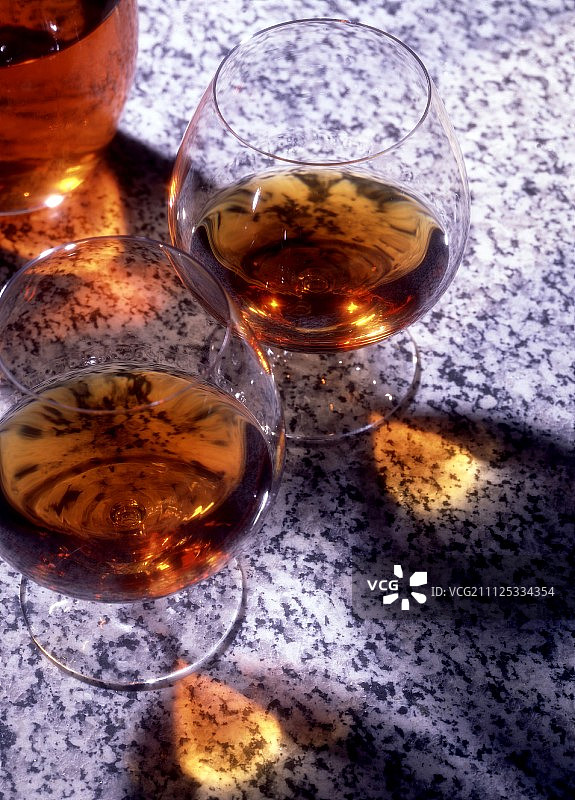 两杯白兰地图片素材
