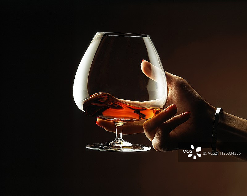 威士忌酒杯和手图片素材