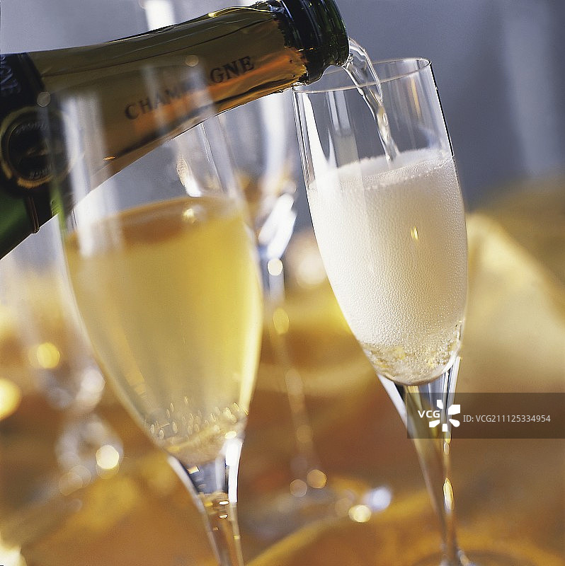 香槟酒杯和香槟酒瓶图片素材