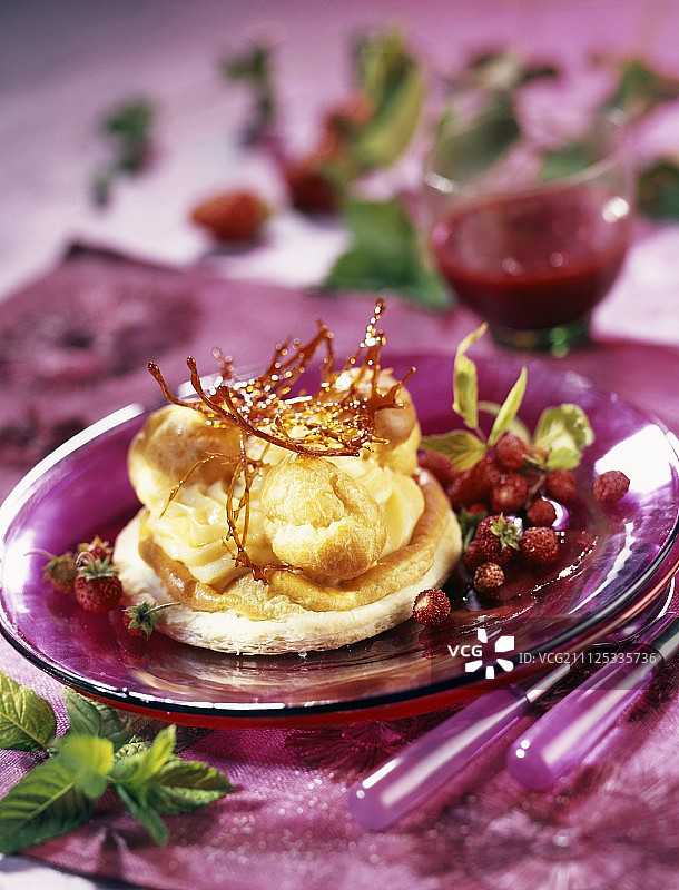 圣多诺黑草莓甜点图片素材