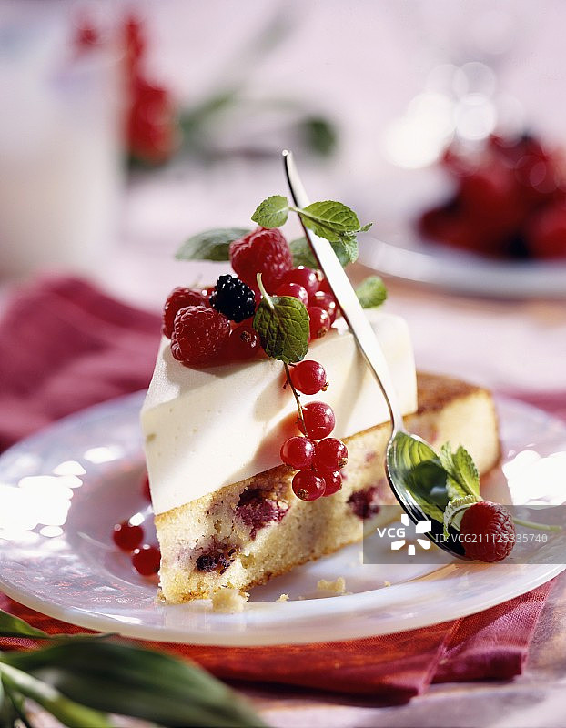 夏季水果白巧克力海绵蛋糕图片素材