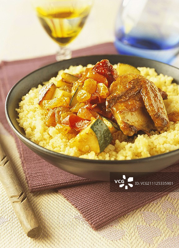 葡萄干和粗粒小麦粉烩鹌鹑图片素材