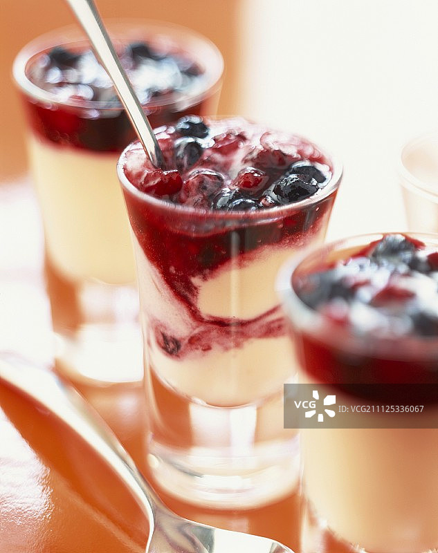 香草奶油夏日水果甜点图片素材