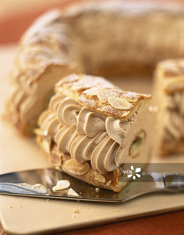 巴黎-布雷斯特奶油泡芙蛋糕图片素材