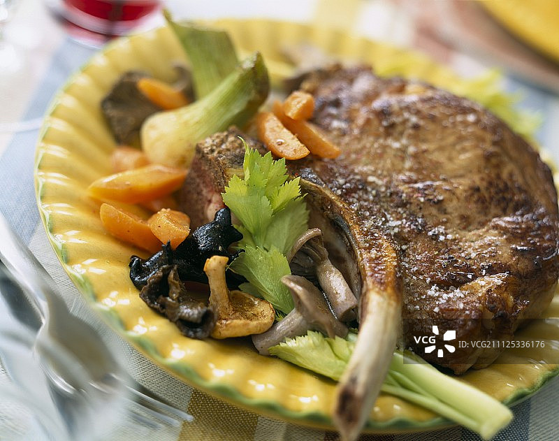 小牛肉排配蘑菇、胡萝卜和芹菜图片素材