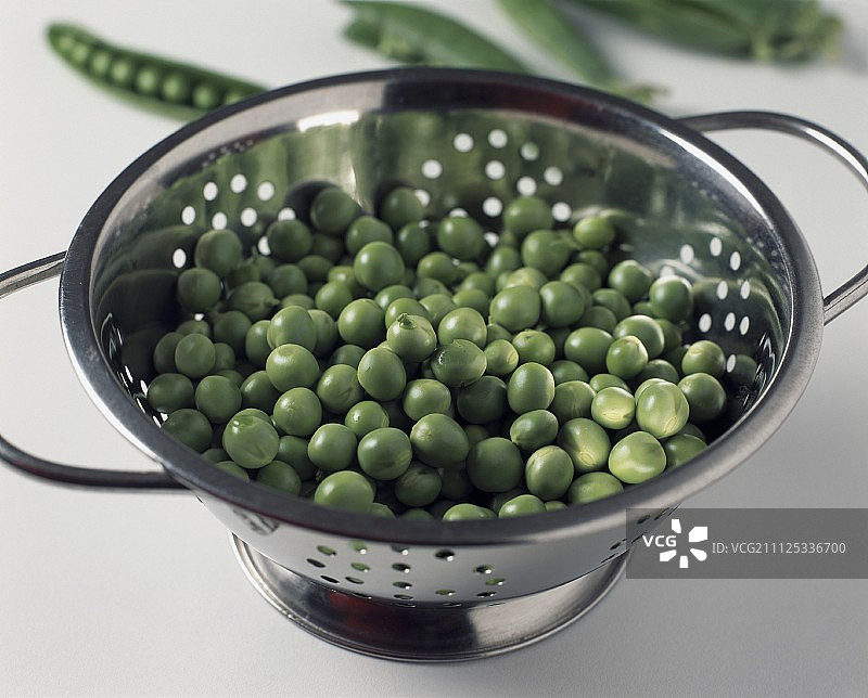 漏勺中的豌豆图片素材