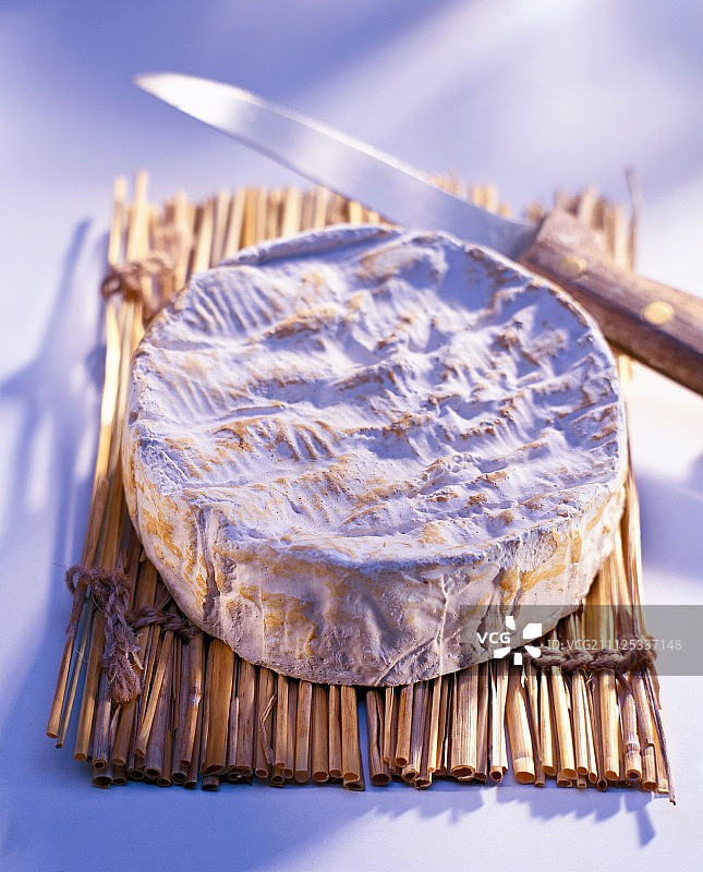 卡门贝尔奶酪和刀图片素材