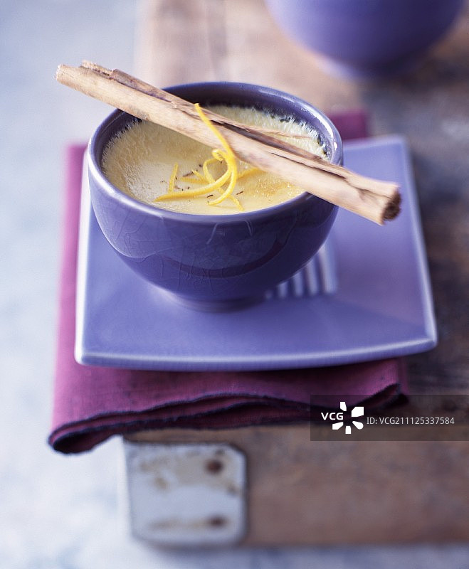 蜂蜜苏玳酒奶油冻图片素材