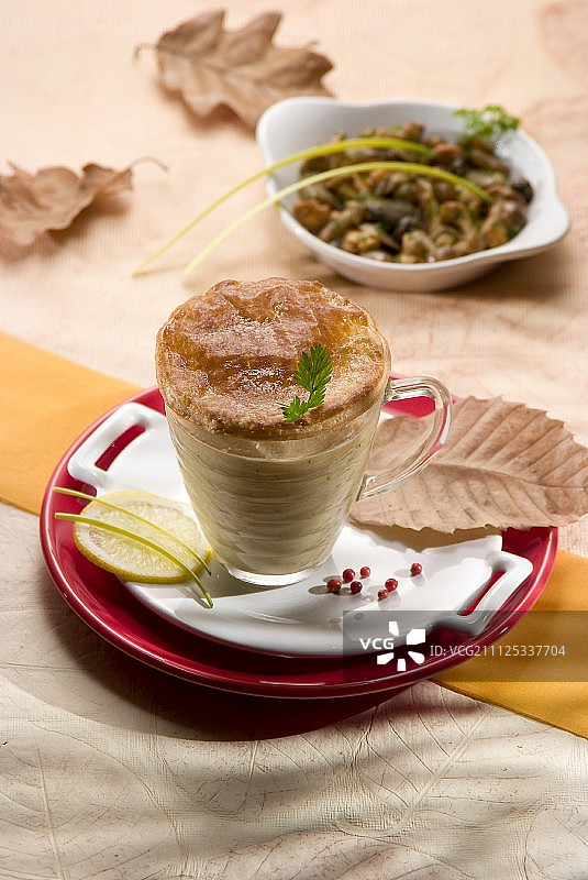 奶油栗子蘑菇酥皮汤图片素材