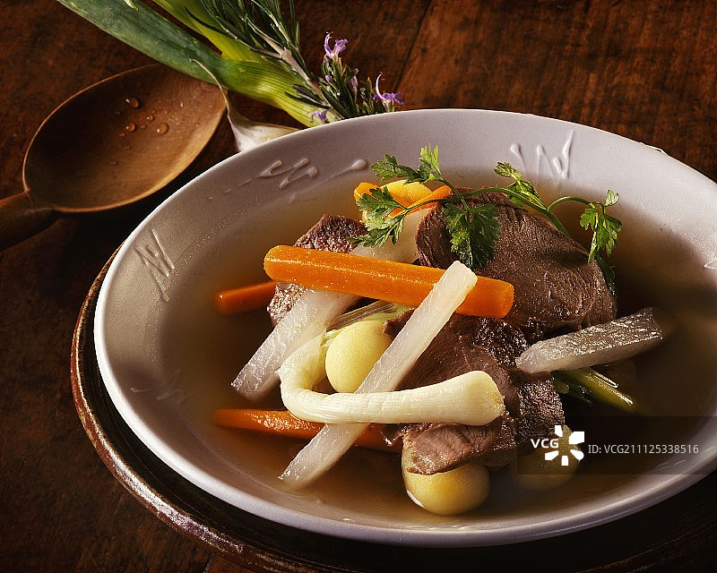 法式牛肉蔬菜清汤图片素材