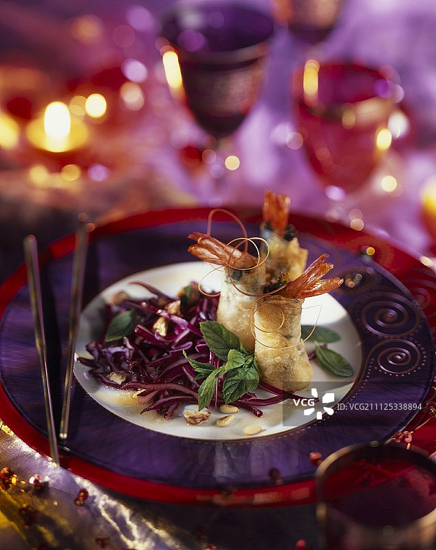 鲜虾春卷配薄荷沙拉图片素材