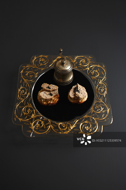 搭配松露吐司的鹅肝图片素材