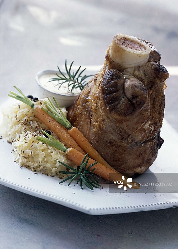 小牛肉搭配明斯特奶酪酱图片素材