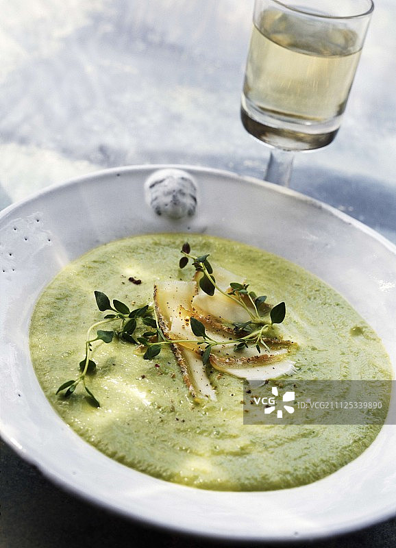 新鲜豌豆奶油浓汤图片素材