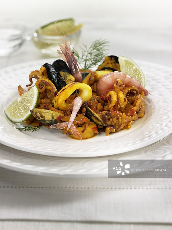 烤箱烤制的西班牙海鲜饭图片素材