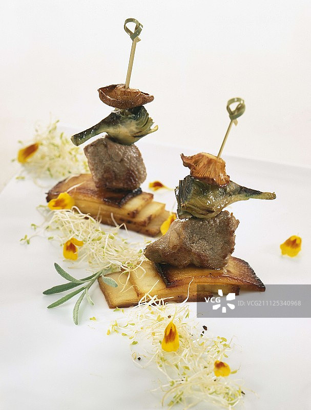 羊肉、朝鲜蓟和蘑菇烤肉串图片素材
