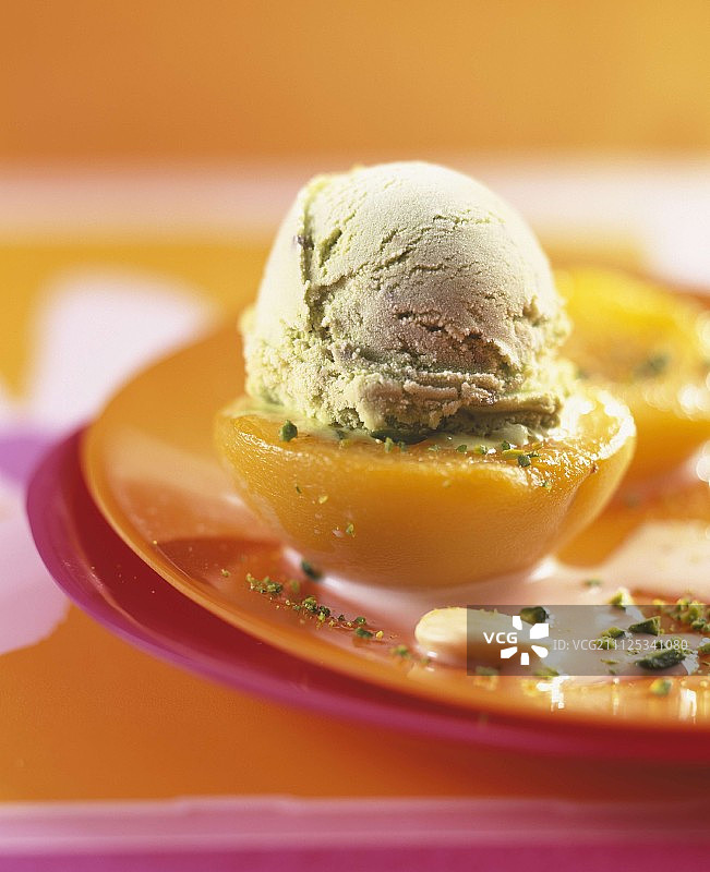 半个桃子配开心果冰淇淋图片素材