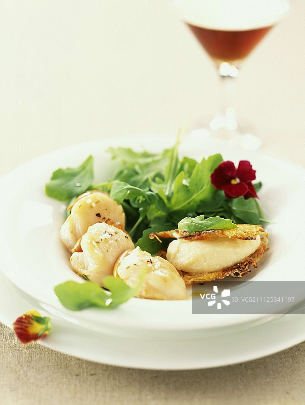 带芝麻菜和三色紫罗兰的酥脆扇贝图片素材