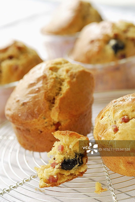 西班牙香肠和橄榄面包图片素材