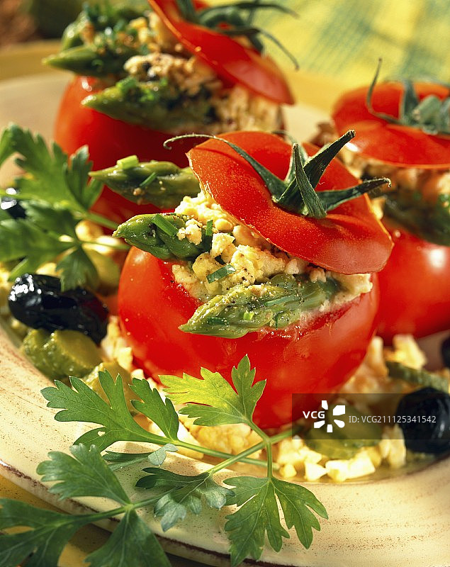 酿入煮熟的蛋黄、刺山柑和混合香草蛋黄酱的西红柿图片素材