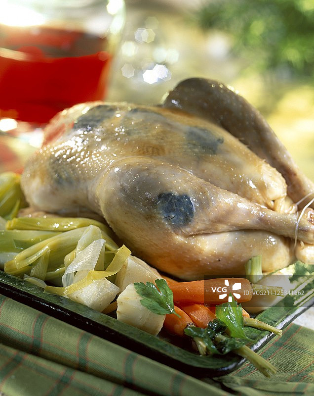填满松露的炖肥母鸡图片素材