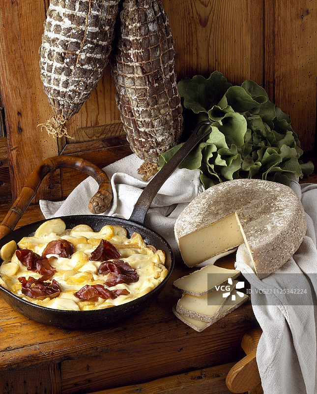 土豆、勒布罗干酪和腌肉馅饼图片素材